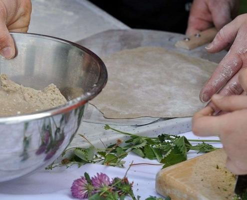 Lehmofen Fladenbrot – gewürzt mit natürlichen Kräutern aus der Ramsi Naturerlebniswelt 