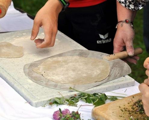 Lehmofen Fladenbrot – gewürzt mit natürlichen Kräutern aus der Ramsi Naturerlebniswelt