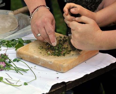 Lehmofen Fladenbrot – gewürzt mit natürlichen Kräutern aus der Ramsi Naturerlebniswelt 