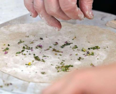 Lehmofen Fladenbrot – gewürzt mit natürlichen Kräutern aus der Ramsi Naturerlebniswelt 