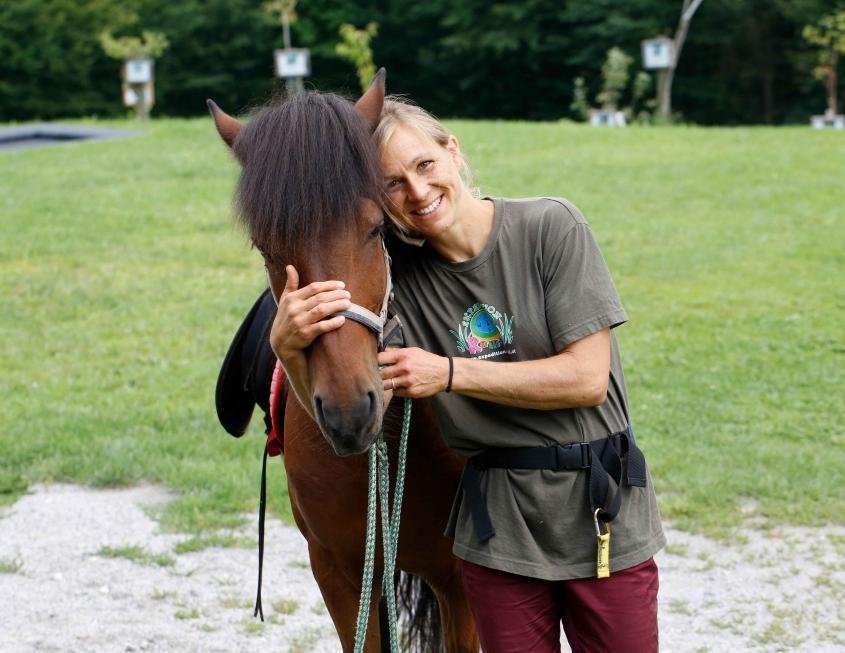 Tierische Urlaubserlebnisse auf dem Ramsi-Bauernhof: Esel- und Ponyreiten, Tiertrekking und Tiereführerschein