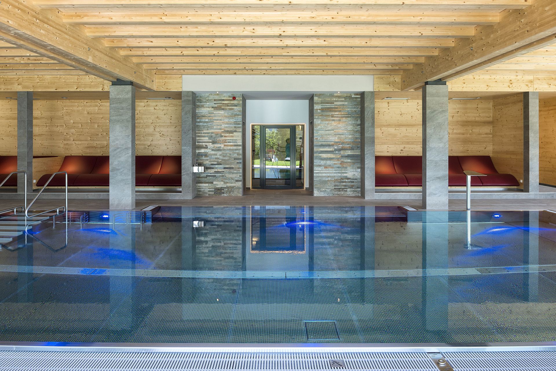 BUBBLY FRESHNESS IN THE PANORAMA INDOOR POOL