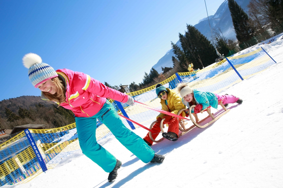 Draußen spielen _ Rodeln und Snowtubing direkt beim Kinderhotel Ramsi