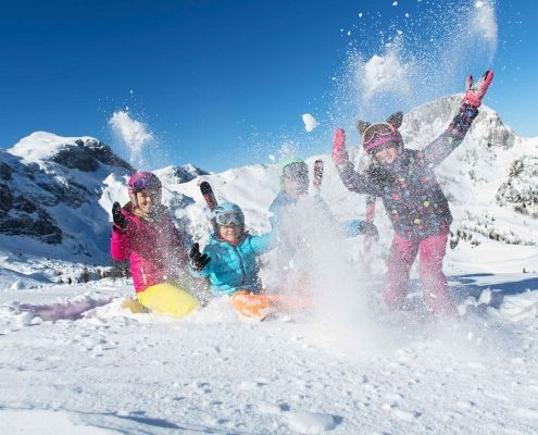 Draußen spielen im Winter Kinderhotel Ramsi Familien Skiurlaub