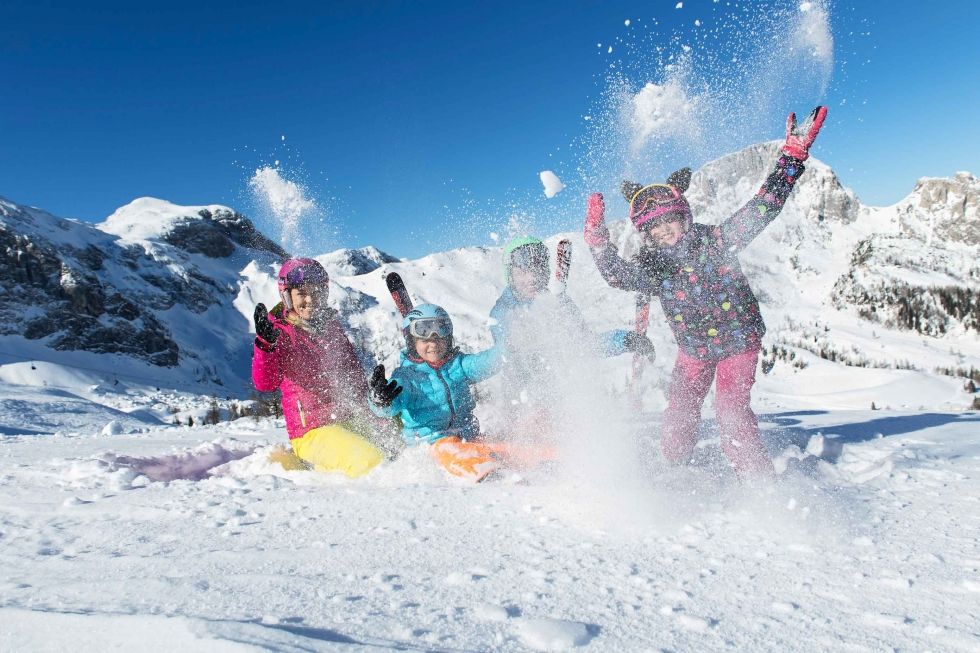 Draußen spielen im Winter Kinderhotel Ramsi Familien Skiurlaub