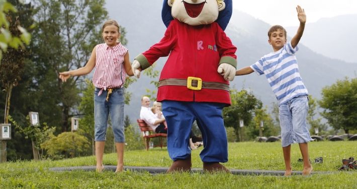 Trampoline und Hüpfburg stehen für Freudensprünge bereit - Kinderhotel Ramsi